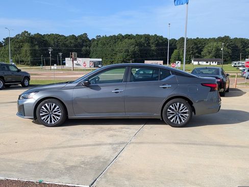 Used 2025 Nissan Altima 2.5 SV FWD image 5