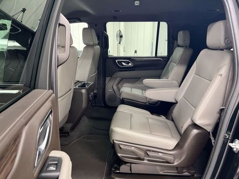 Used 2022 Chevrolet Suburban Z71 w/ Luxury Package AWD/4WD image 18