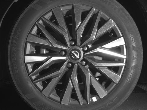 Used 2025 Nissan Altima 2.5 SV FWD image 12
