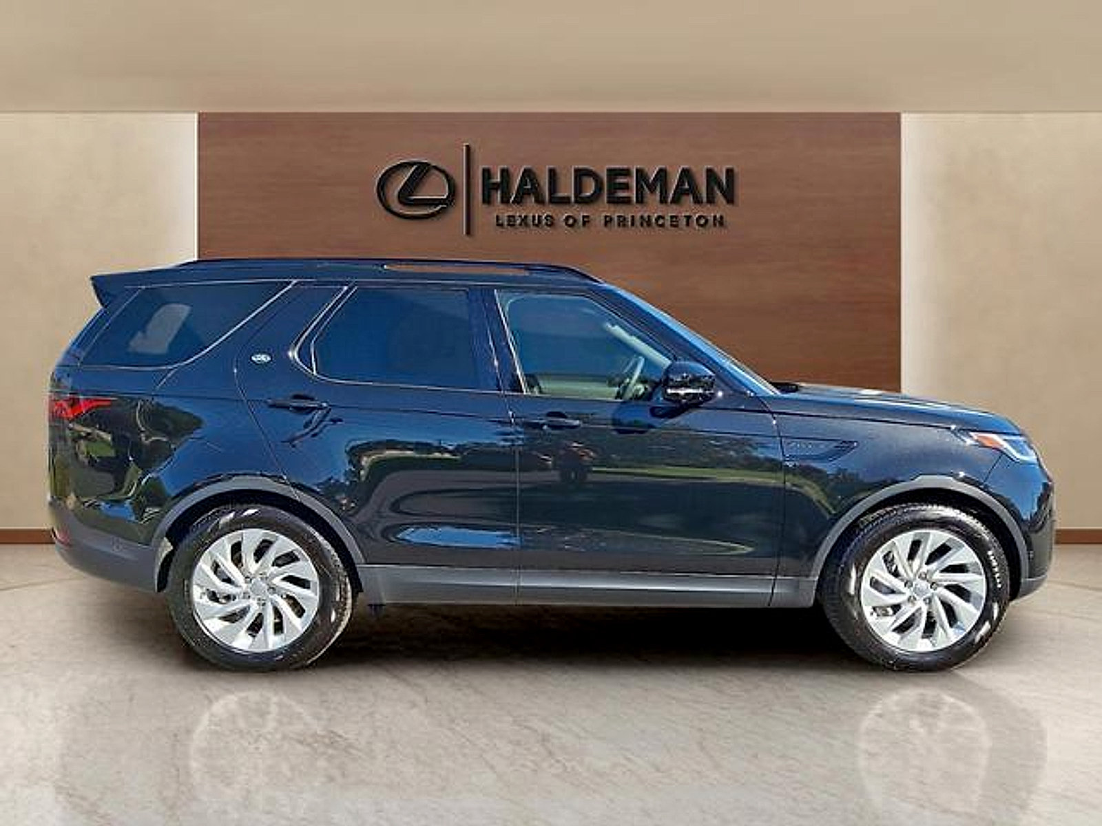 Used 2025 Land Rover Discovery S AWD/4WD image 7