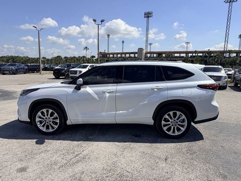Used 2023 Toyota Highlander Limited image 8