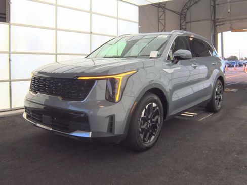 Used 2024 Kia Sorento S FWD image 2