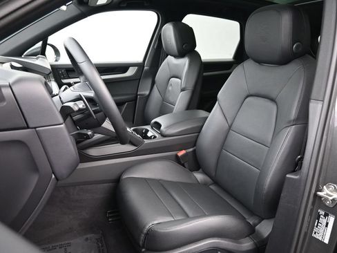 Certified 2025 Porsche Cayenne AWD/4WD image 5