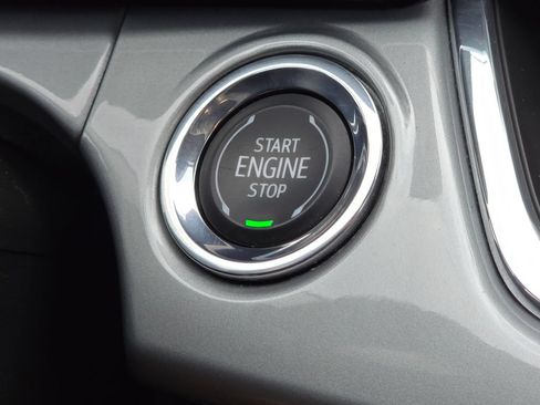 Used 2025 Chevrolet Trax LT FWD image 7
