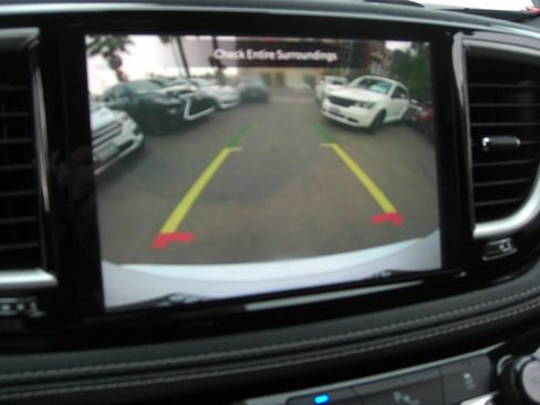 Used 2021 Chrysler Pacifica Touring w/ S Appearance Package image 24