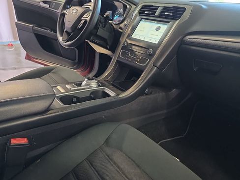 Used 2017 Ford Fusion SE w/ Fusion SE Technology Package FWD image 17