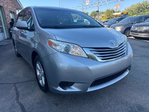 Used 2016 Toyota Sienna LE FWD image 3