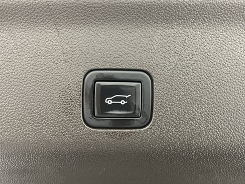 Used 2023 Chevrolet Suburban LT w/ Luxury Package image 34