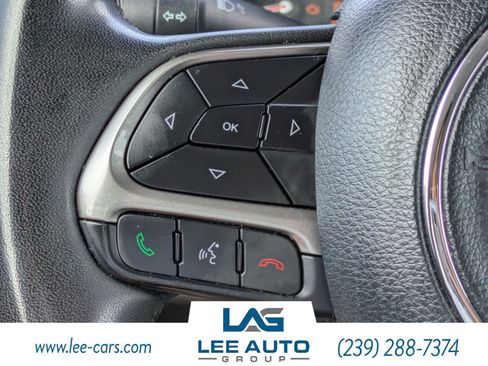 Used 2022 Jeep Renegade Latitude AWD/4WD image 19