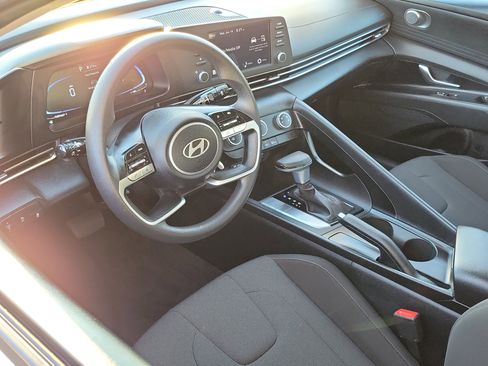 Certified 2025 Hyundai Elantra SE image 5