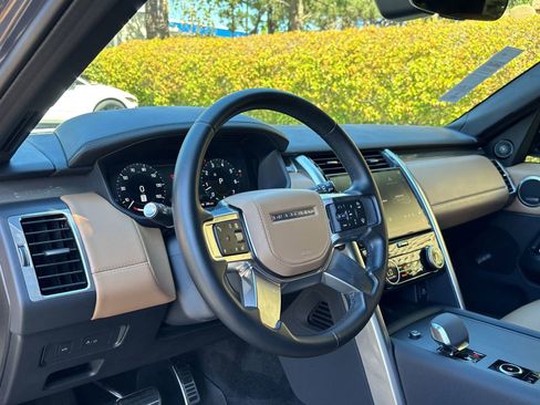 Certified 2024 Land Rover Discovery Metropolitan Edition image 4