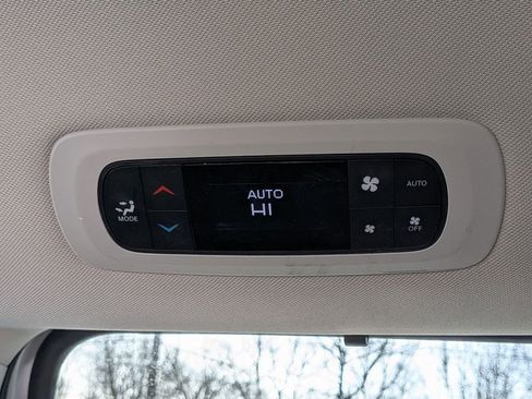 Certified 2023 Chrysler Pacifica Touring-L image 22