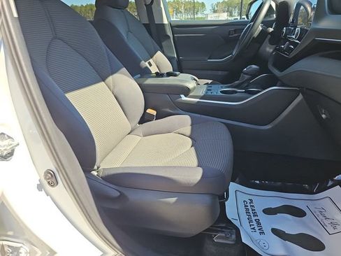 Used 2024 Toyota Highlander LE image 11