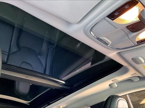 Used 2019 Jeep Cherokee Limited w/ Technology Group FWD image 29