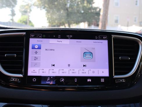 Used 2025 Chrysler Pacifica Select FWD image 15