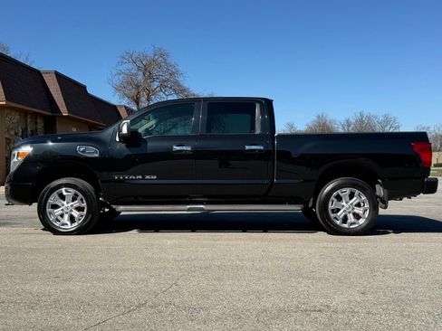 Used 2019 Nissan Titan SV w/ SV Convenience Package image 2