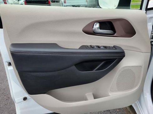 Used 2023 Chrysler Voyager LX FWD image 6