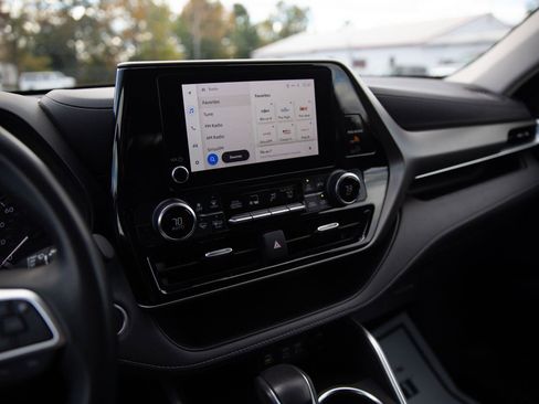 Used 2024 Toyota Highlander LE image 14