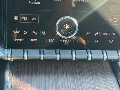 Used 2025 GMC Acadia Denali FWD image 21