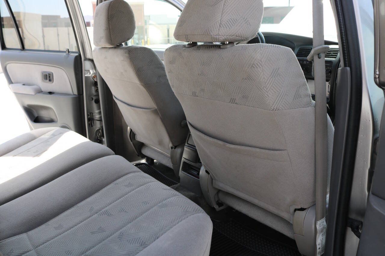 Used 2002 Toyota 4Runner SR5 AWD/4WD image 29