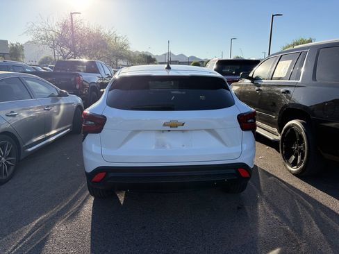 Used 2025 Chevrolet Trax LS w/ LS Convenience Package FWD image 4