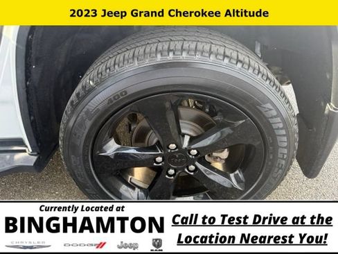 Used 2023 Jeep Grand Cherokee Altitude AWD/4WD image 15
