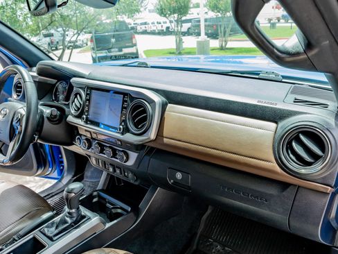 Used 2021 Toyota Tacoma Limited AWD/4WD image 17