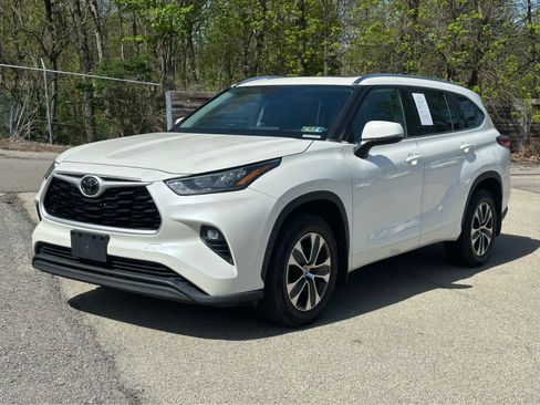 Used 2020 Toyota Highlander XLE AWD/4WD image 1