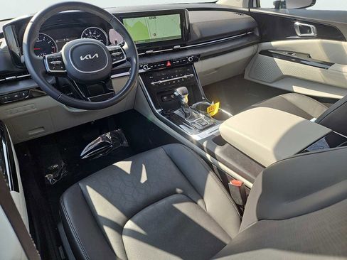 Used 2024 Kia Carnival EX image 11