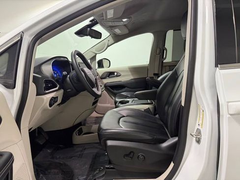 Used 2023 Chrysler Pacifica Touring-L image 11