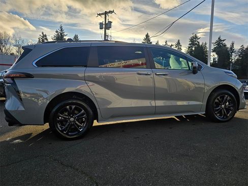 Certified 2024 Toyota Sienna XLE Woodland Edition image 8