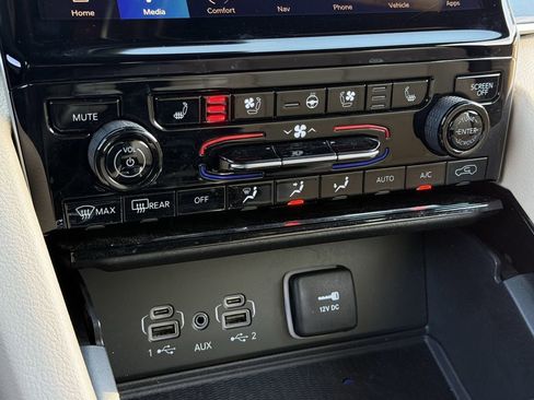 Used 2023 Jeep Grand Cherokee Limited w/ Luxury Tech Group II image 18