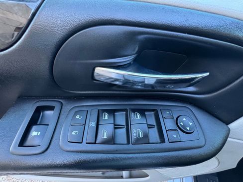 Used 2018 Dodge Grand Caravan SE w/ UConnect Hands-Free Group image 25