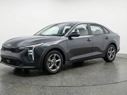 Used 2025 Kia K4 LXS image 3