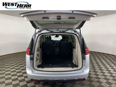 Used 2023 Chrysler Pacifica Limited FWD image 21