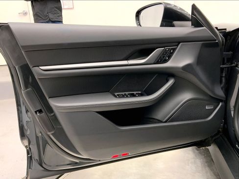 Used 2025 Porsche Taycan image 27