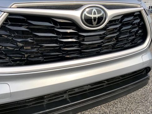 Used 2022 Toyota Highlander XLE FWD image 29