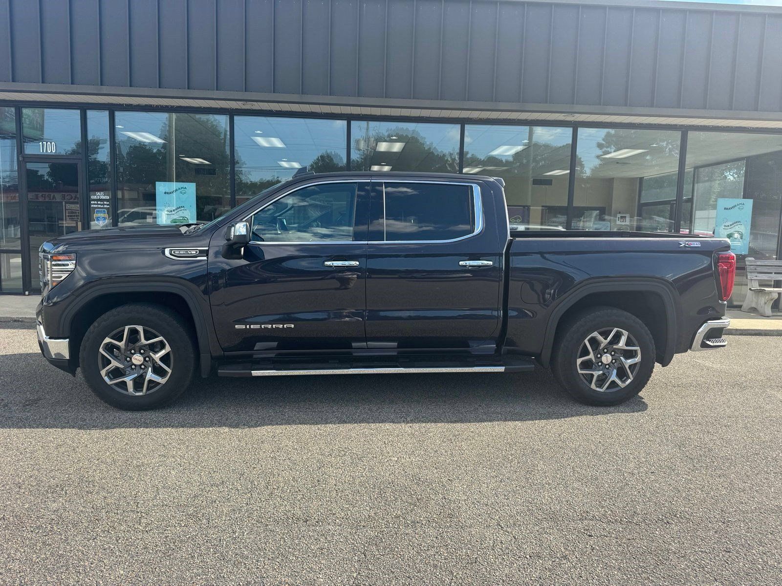 Used 2023 GMC Sierra 1500 SLT w/ SLT Premium Package AWD/4WD image 2