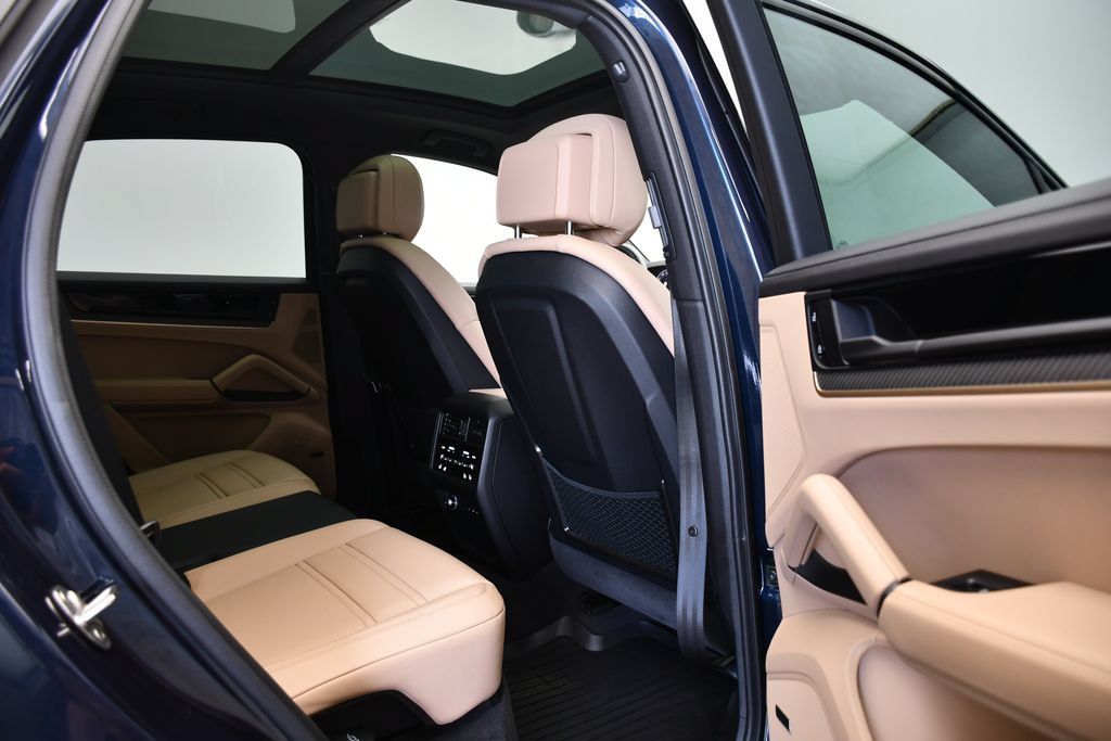 Certified 2025 Porsche Cayenne AWD/4WD image 52