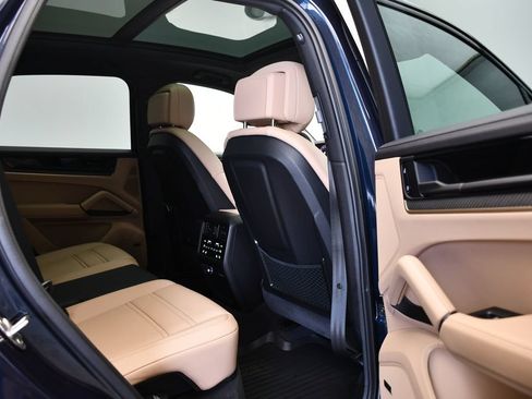 Certified 2025 Porsche Cayenne AWD/4WD image 52