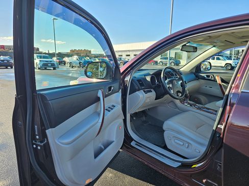 Used 2013 Toyota Highlander Limited AWD/4WD image 18