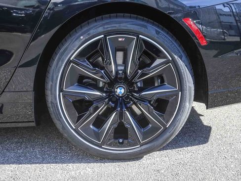 New 2026 BMW 750e xDrive w/ Premium Package AWD/4WD image 8