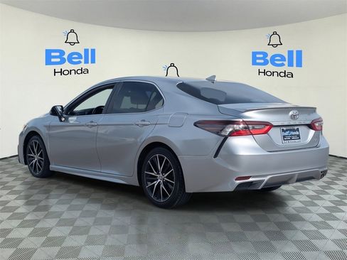 Used 2021 Toyota Camry SE image 3