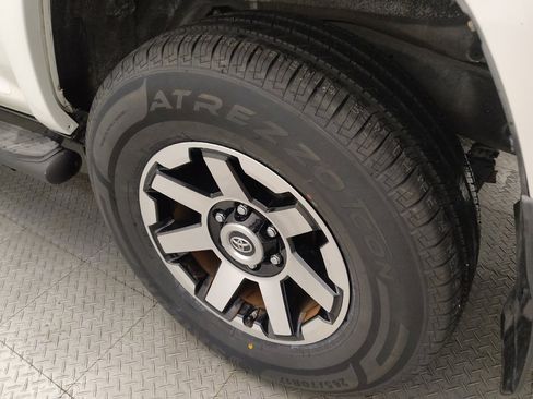 Used 2017 Toyota 4Runner TRD Off-Road AWD/4WD image 31