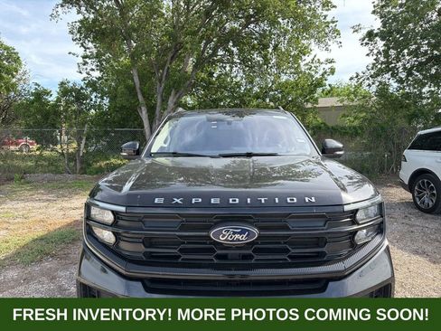Used 2025 Ford Expedition Max Active AWD/4WD image 2