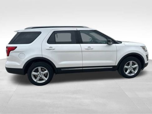 Used 2017 Ford Explorer XLT w/ XLT Technology Feature Bundle image 8