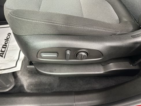 Used 2023 Chevrolet Traverse LT FWD image 21