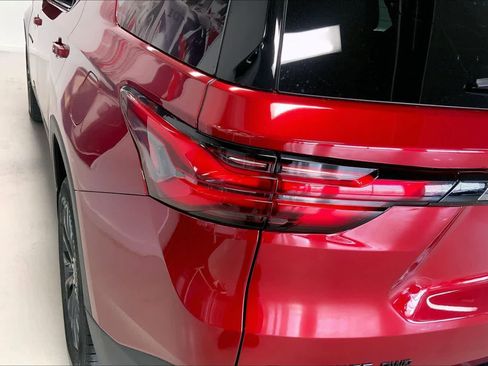 Used 2023 Chevrolet Traverse RS image 30