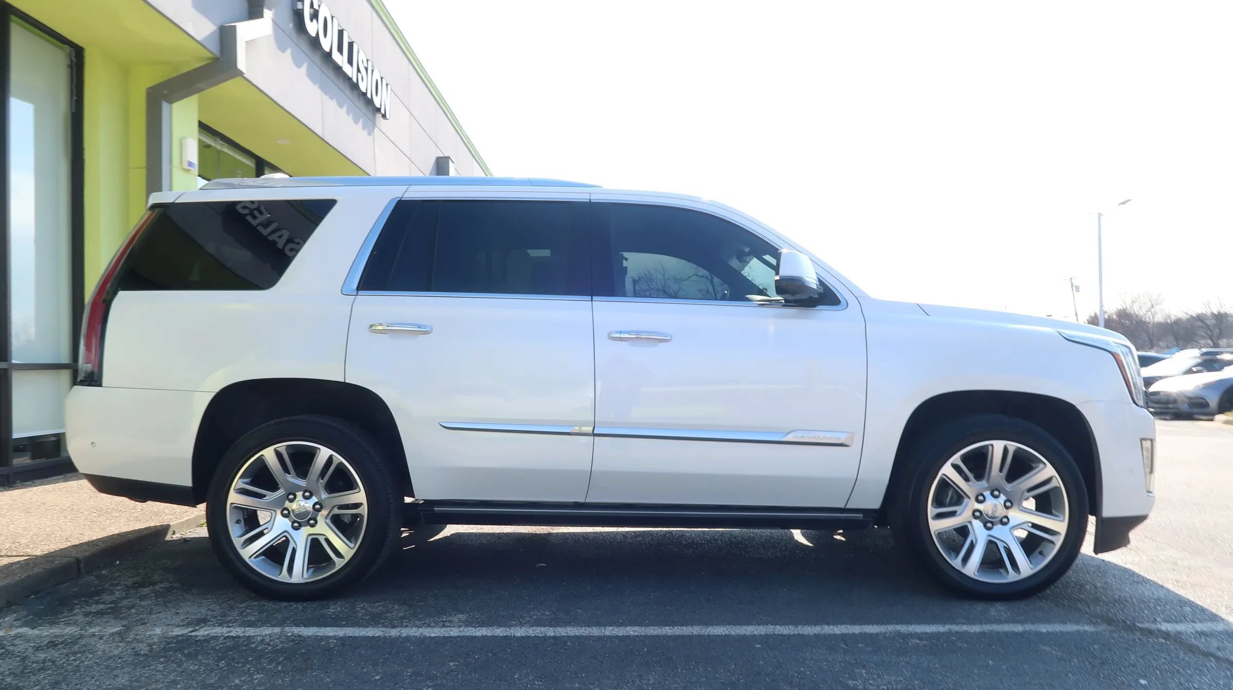 Used 2018 Cadillac Escalade Premium Luxury AWD/4WD image 8