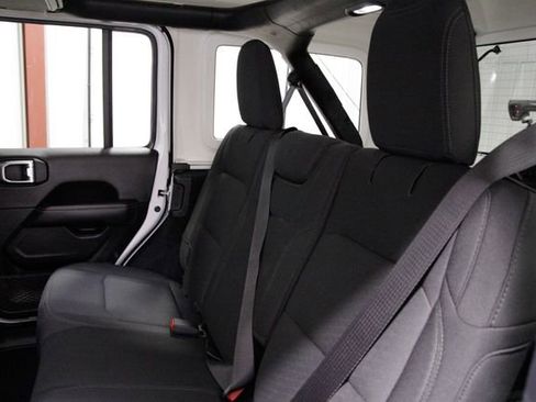 Used 2022 Jeep Wrangler Unlimited Sahara image 16